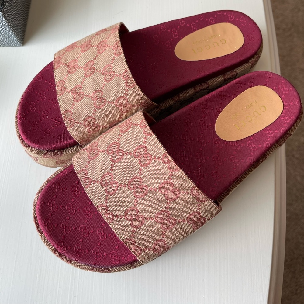 Re-poshing these shoes! GUCCI PLATFORM SLIDES BRAND NEW